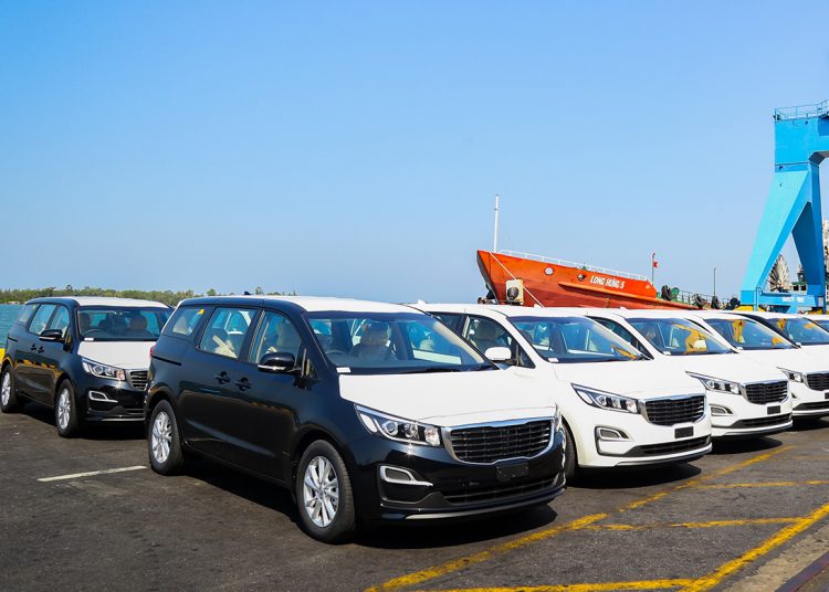 THACO xuất khẩu 40 xe du lịch Kia Grand Carnival sang Thái Lan