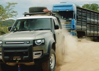 Bộ đôi Land Rover Defender mới giải cứu được một chiếc xe tải với trọng tải 20 tấn - 2