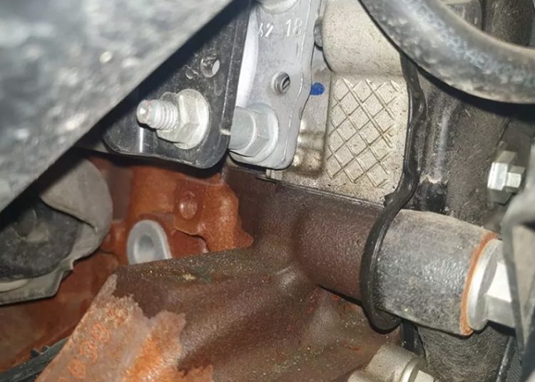 Ford phủ nhận rò rỉ dầu động cơ là lỗi kỹ thuật, người dùng bức xúc - 1