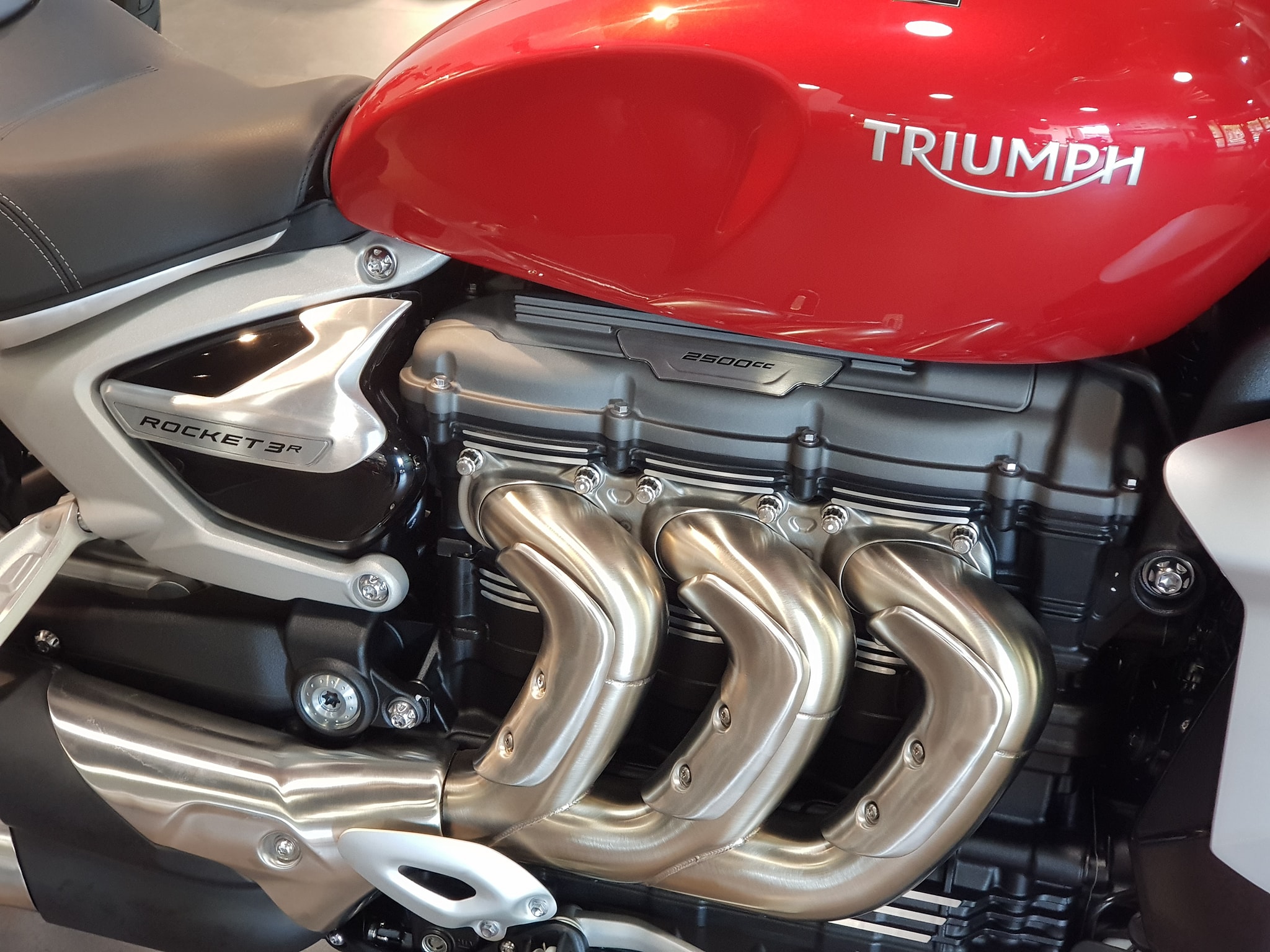 Triumph Rocket 3 giá từ 869 triệu tại Việt Nam - 14