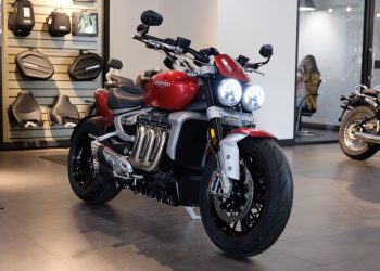 Triumph Rocket 3 giá từ 869 triệu tại Việt Nam