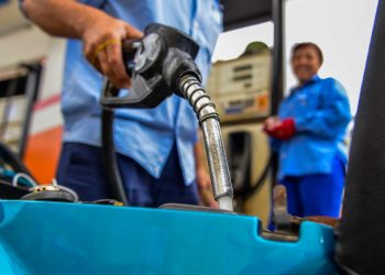 Xăng giảm còn dưới 12.000 đồng/lít, thấp nhất trong 11 năm qua