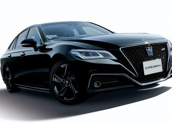 Toyota Crown phiên bản kỷ niệm 65 tuổi của mẫu xe huyền thoại - 01