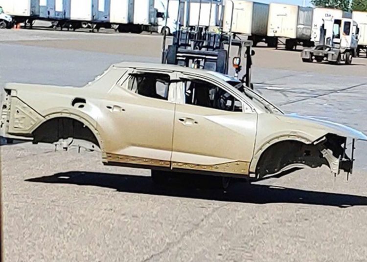 Bán tải Hyundai lộ phần thân xe giống SantaFe - 01