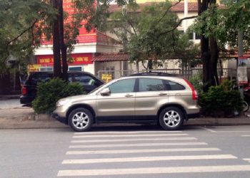 Đỗ ôtô trên vạch qua đường của người đi bộ bị phạt ra sao?
