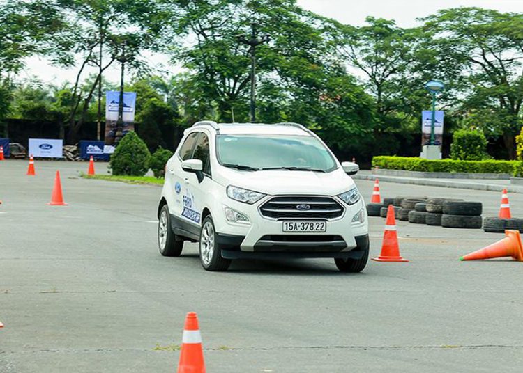 Ford EcoSport giảm giá gần trăm triệu đồng, bản thấp nhất chỉ bằng Honda Brio