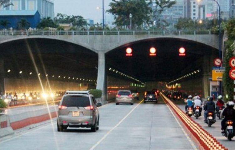 Những điều cấm kị khi lái ô tô trong hầm đường bộ - 04
