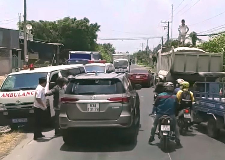 Giành đường xe cấp cứu, tài xế bị tước giấy phép lái xe - 02