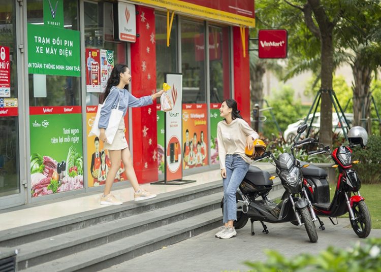 VinFast miễn phí 1 năm thuê bao pin xe máy điện, giảm 50% phí thuê bao 3 tháng - 01