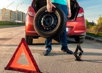 Cách xử lý khi xe ô tô bị nổ lốp bất ngờ trên đường