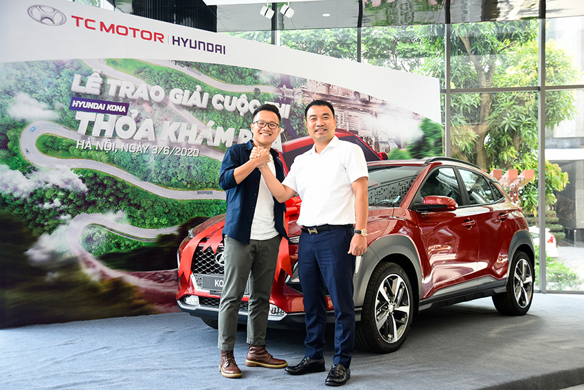 Tổng Giám đốc TC MOTOR - Ông Lê Ngọc Đức trao tặng chiếc Hyundai KONA cho một người chơi trong chương trình KONA Thỏa Khám Phá