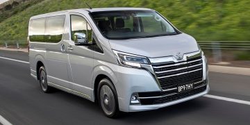 Toyota giới thiệu Hiace thế hệ mới, Granvia hoàn toàn mới và Land Cruiser Prado 2020