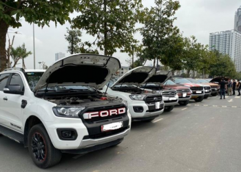 Xe Ford chảy dầu: Khách hàng muốn kiện Ford ra toà - 1