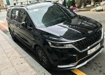 Hình ảnh thực tế Kia Sedona 2021 trên đường phố Hàn Quốc - 1