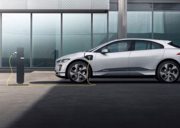 Jaguar I-PACE thông minh hơn, kết nối nhạy bén và sạc điện nhanh hơn
