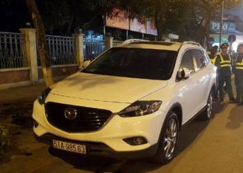 ô tô đỗ nửa xe trên vỉa hè