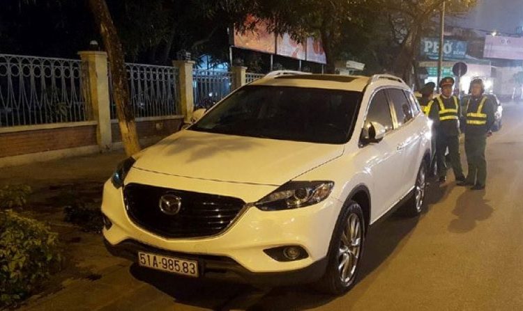 ô tô đỗ nửa xe trên vỉa hè