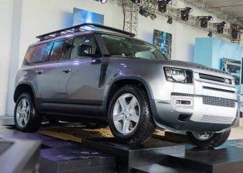 Land Rover Defender giá từ 3,85 tỷ đồng và 5 phiên bản ra mắt tại Việt Nam