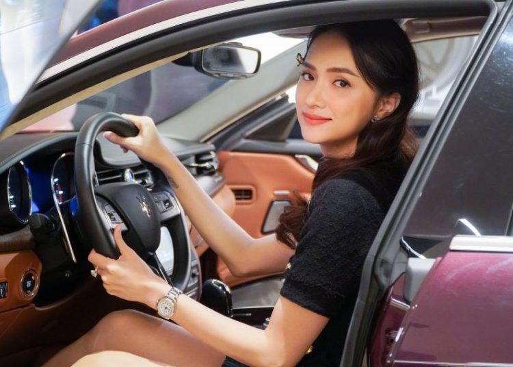 Hoa Hậu Hương Giang sở hữu Maserati Quattroporte GranLusso hơn 8 tỷ đồng