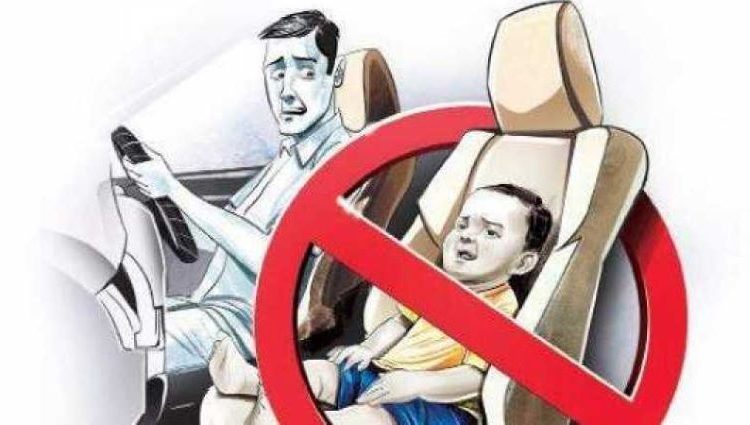 trẻ em ngồi ghế trước ô tô