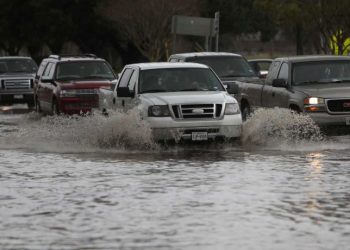 lái xe đường ngập nước