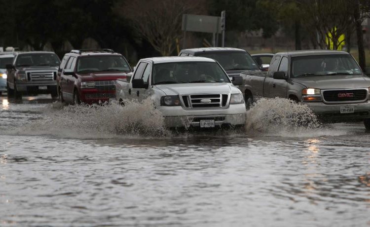 lái xe đường ngập nước