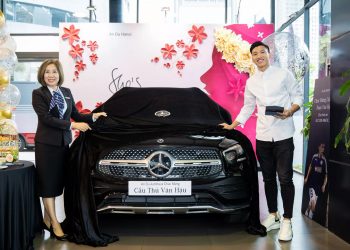 Hậu vệ Đoàn Văn Hậu  tậu xe sang Mercedes GLC 300