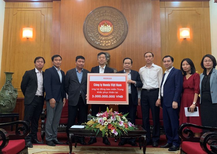 Honda Việt Nam hỗ trợ người dân các tỉnh miền Trung vượt qua khó khăn do mưa lũ gây ra