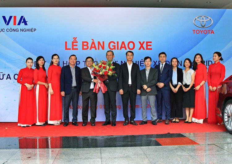 Toyota Việt Nam bàn giao xe Camry Hybrid cho Bộ Công Thương theo dõi vận hành xe công nghệ