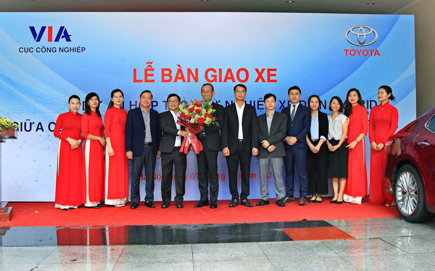 Toyota Việt Nam bàn giao xe Camry Hybrid cho Bộ Công Thương theo dõi vận hành xe công nghệ