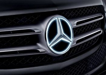Triệu hồi gần 13.000 xe Mercedes-Benz do logo phát sáng bị lỗi - 1