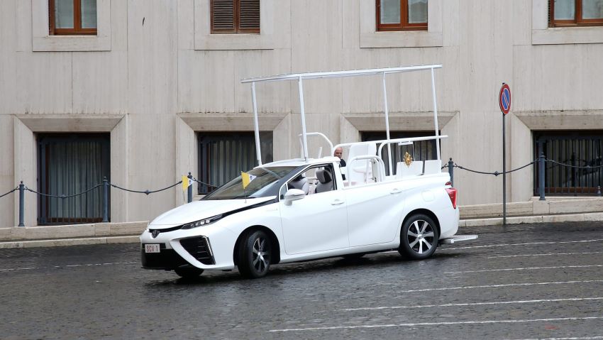 Toyota Mirai giáo hoàng