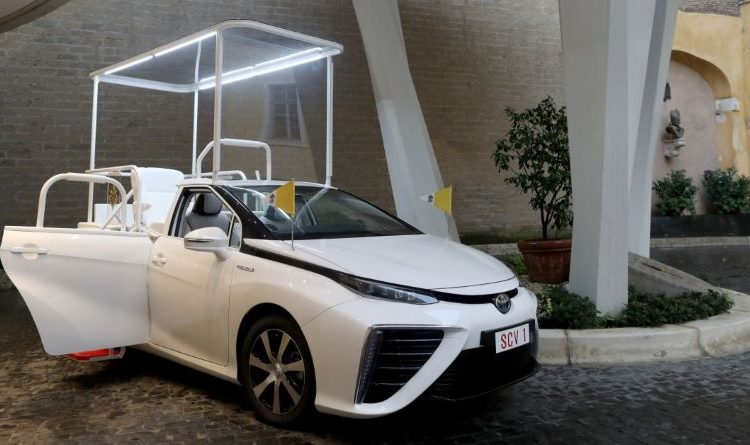 Cận cảnh chiếc Toyota Mirai chạy bằng khí hydro Giáo hoàng sử dụng