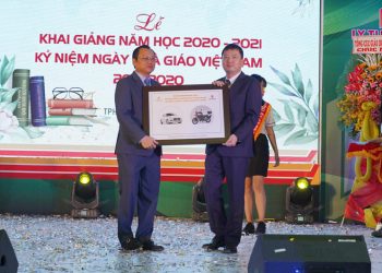 Ông Toshiyuki Takahara - Tổng giám đốc Việt Nam Suzuki trao tặng xe cho lãnh đạo trường Cao đẳng Lý Tự Trọng.