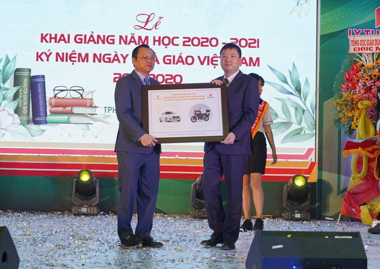 Ông Toshiyuki Takahara - Tổng giám đốc Việt Nam Suzuki trao tặng xe cho lãnh đạo trường Cao đẳng Lý Tự Trọng.