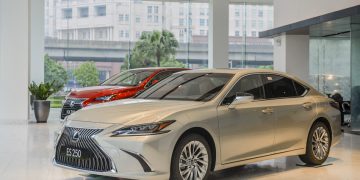 Lexus Việt Nam giới thiệu ES phiên bản 2021, tăng an toàn, giá không đổi