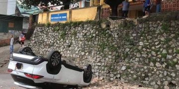 Toyota Corolla Cross đâm thủng tường, cộng đồng mạng mỉa mai "TSS ở đâu mà không cứu được xe?" - 1