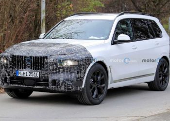 Hình ảnh BMW X7 2022 chạy thử trên đường phố
