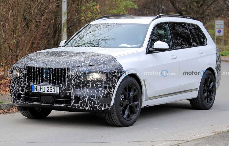 Hình ảnh BMW X7 2022 chạy thử trên đường phố