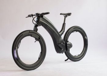 Cận cảnh chiếc xe đạp điện Beno Reevo bánh không có căm xe