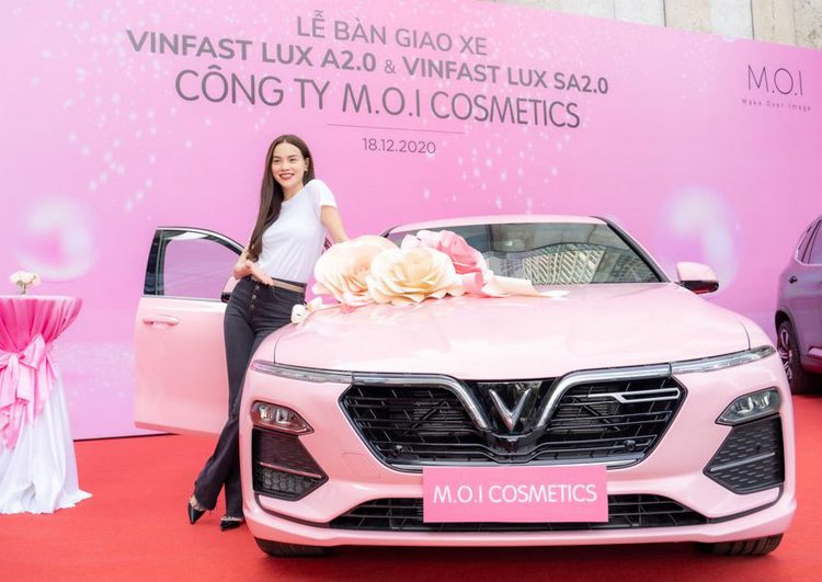 Ca sĩ Hồ Ngọc Hà mua trọn bộ 3 xe VinFast - 1