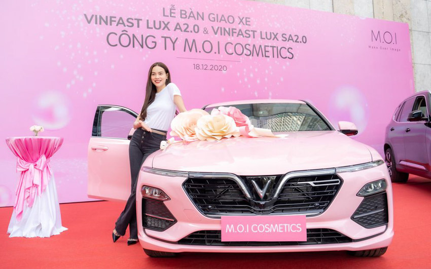 Ca sĩ Hồ Ngọc Hà mua trọn bộ 3 xe VinFast - 1