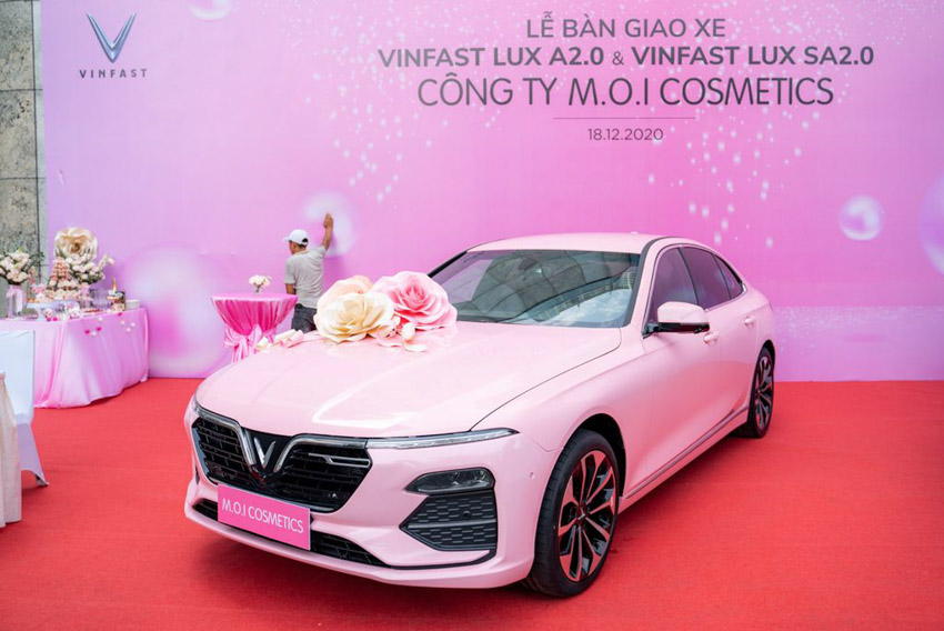 Ca sĩ Hồ Ngọc Hà mua trọn bộ 3 xe VinFast - 3