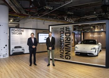 Porsche mở cửa không gian triển lãm “#DrivingTomorrow” tại sân bay Jewel Changi, Singapore - 1