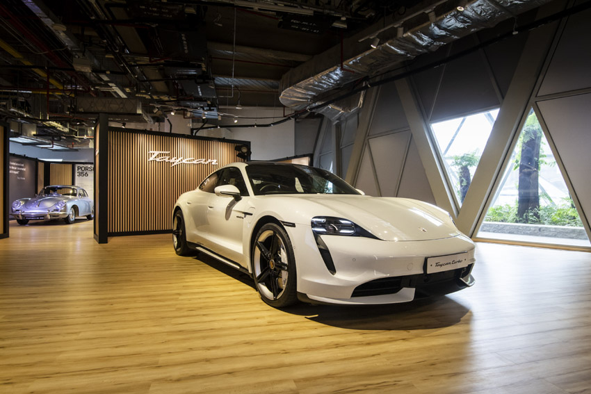 Porsche mở cửa không gian triển lãm “#DrivingTomorrow” tại sân bay Jewel Changi, Singapore - 2