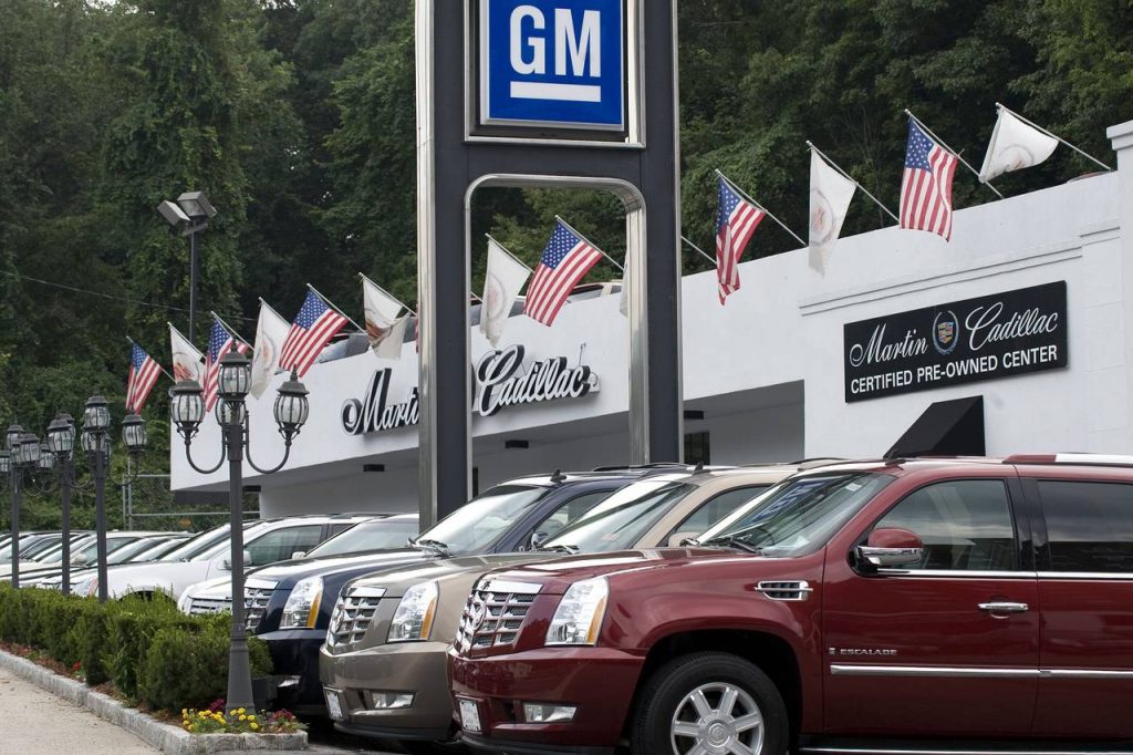 Xe ô tô của hãng GM được bán tại Martin Cadillac ở Yonkers, New York, Mỹ. Ảnh: WSJ