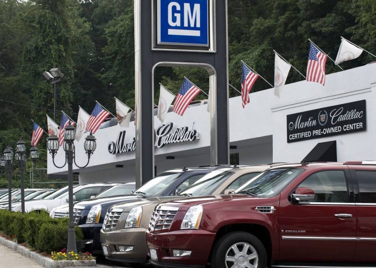 Xe ô tô của hãng GM được bán tại Martin Cadillac ở Yonkers, New York, Mỹ. Ảnh: WSJ