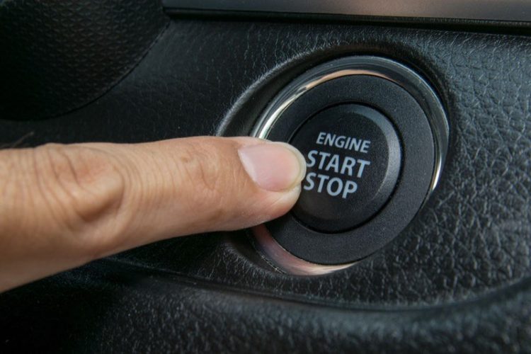 Nhấn nút Start/Stop Engine khi xe đang chạy sẽ xảy ra điều gì? | We ...