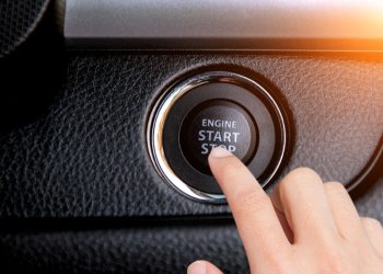 Nhấn nút Start/Stop Engine khi xe đang chạy sẽ xảy ra điều gì?