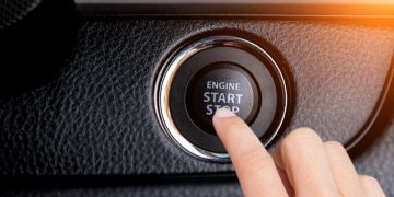 Nhấn nút Start/Stop Engine khi xe đang chạy sẽ xảy ra điều gì?